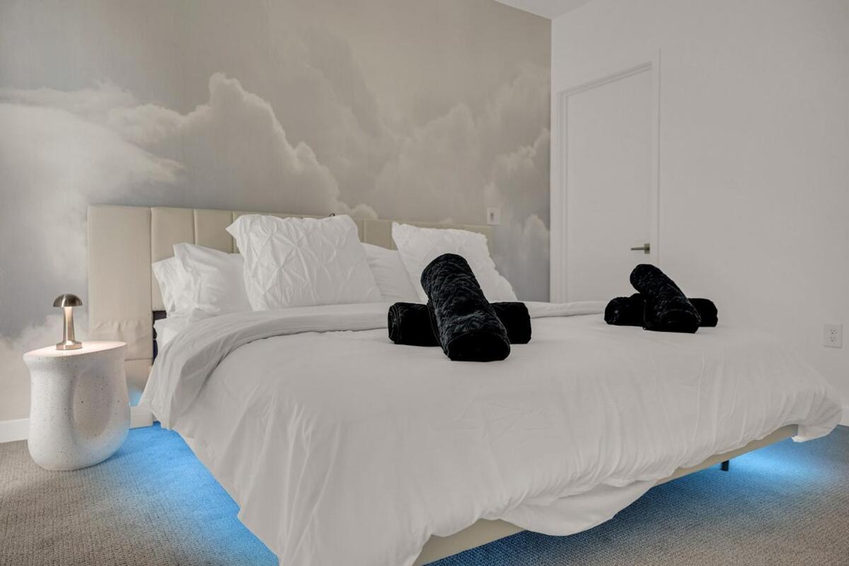 Casa Nube With Beach Club, Pickleball Court , Gym & Spa, Near Airport & Las Vegas Strip Apartment
