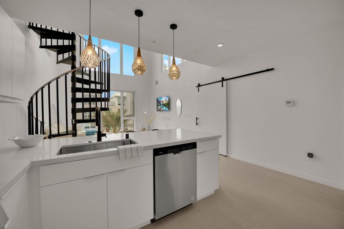 Casa Nube With Beach Club, Pickleball Court , Gym & Spa, Near Airport & Las Vegas Strip *