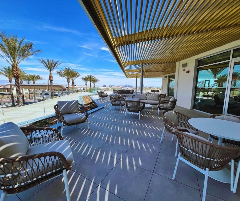 Casa Nube With Beach Club, Pickleball Court , Gym & Spa, Near Airport & Las Vegas Strip