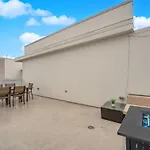 Casa Nube With Beach Club, Pickleball Court , Gym & Spa, Near Airport & Las Vegas Strip