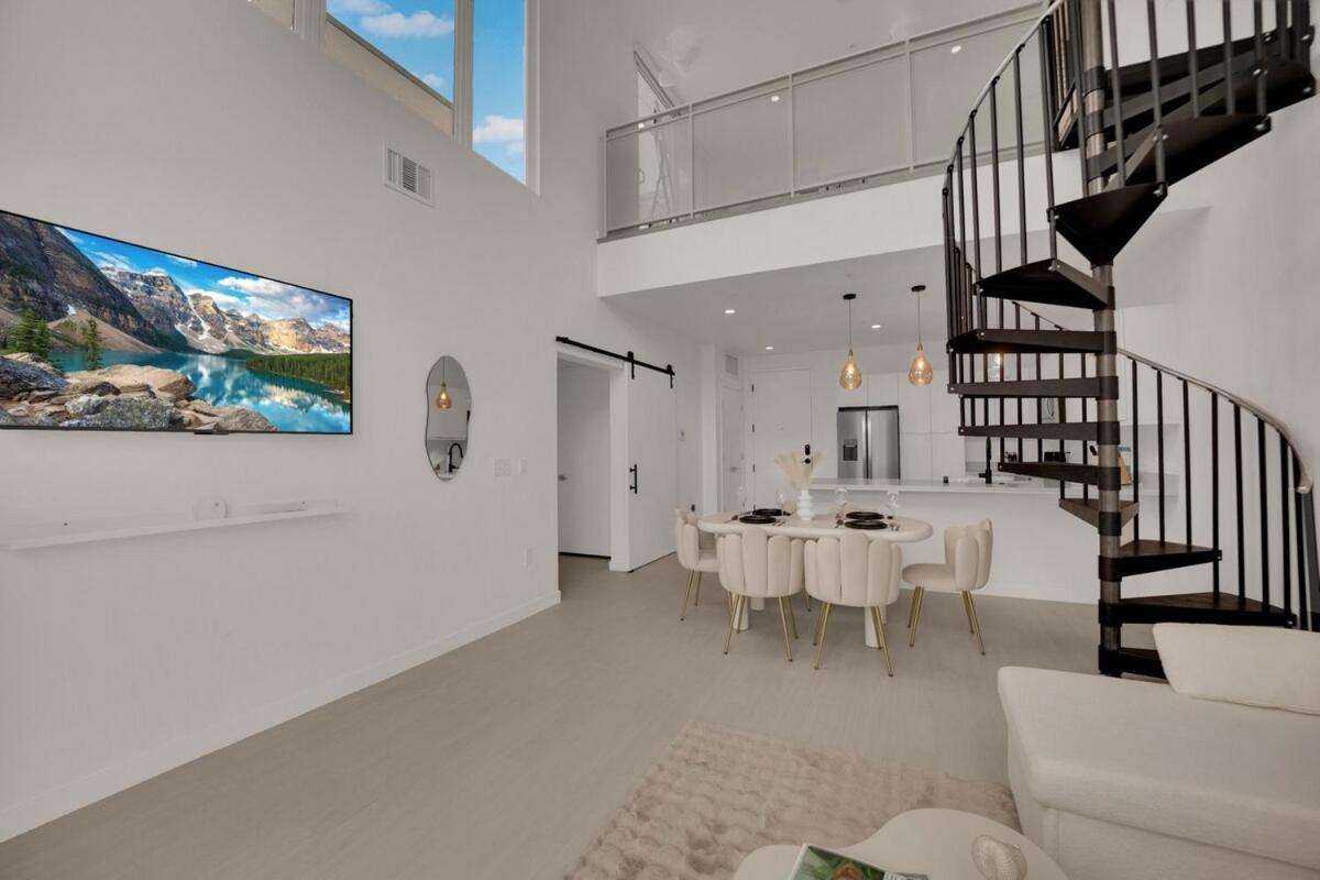 Casa Nube With Beach Club, Pickleball Court , Gym & Spa, Near Airport & Las Vegas Strip Apartment