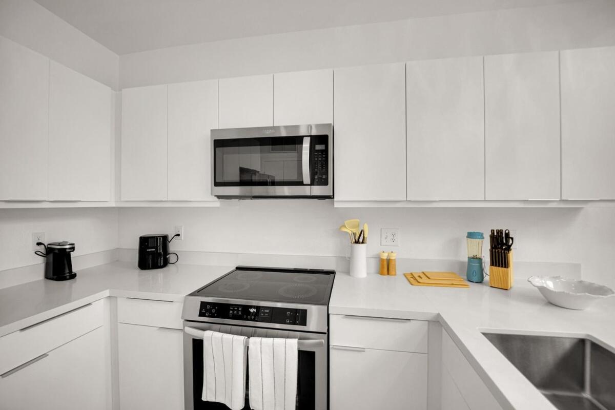 Casa Nube With Beach Club, Pickleball Court , Gym & Spa, Near Airport & Las Vegas Strip *