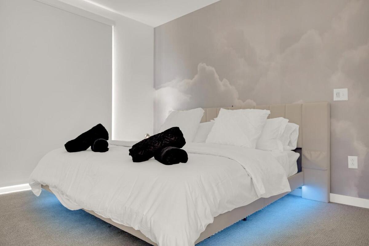 Casa Nube With Beach Club, Pickleball Court , Gym & Spa, Near Airport & Las Vegas Strip Apartment