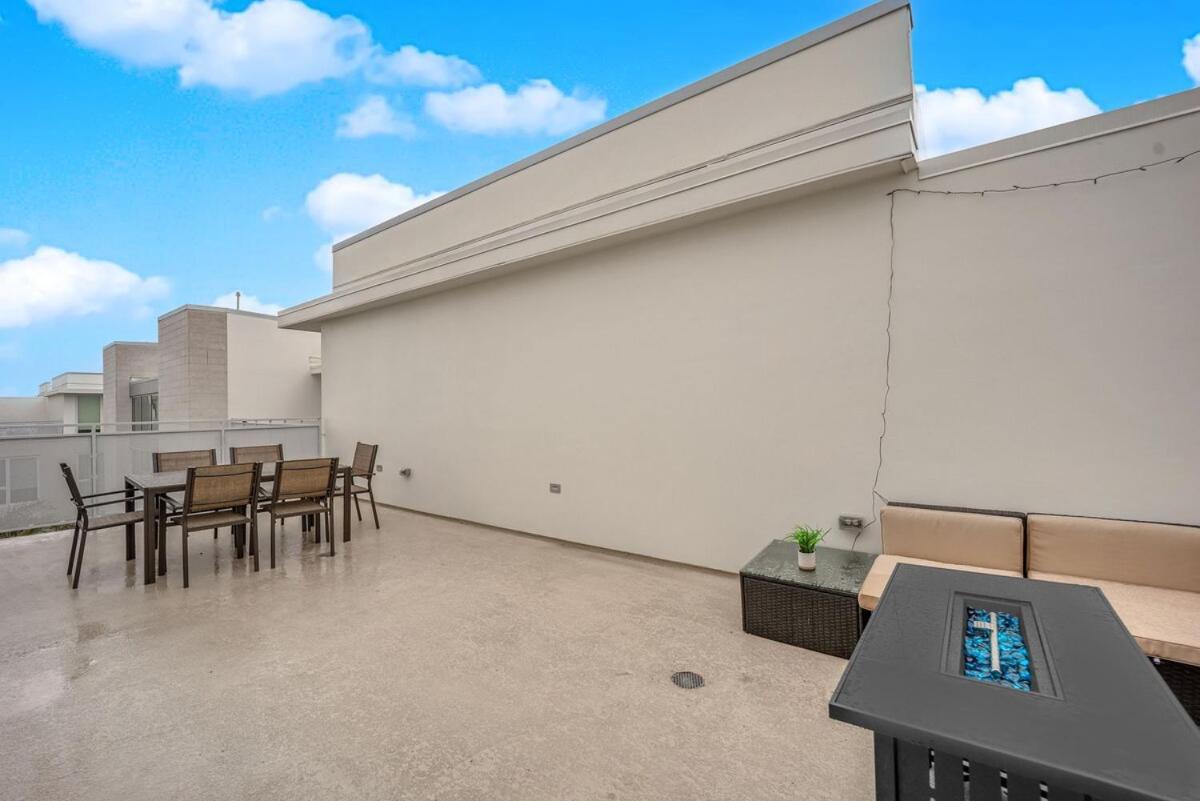 Casa Nube With Beach Club, Pickleball Court , Gym & Spa, Near Airport & Las Vegas Strip Apartment Las Vegas