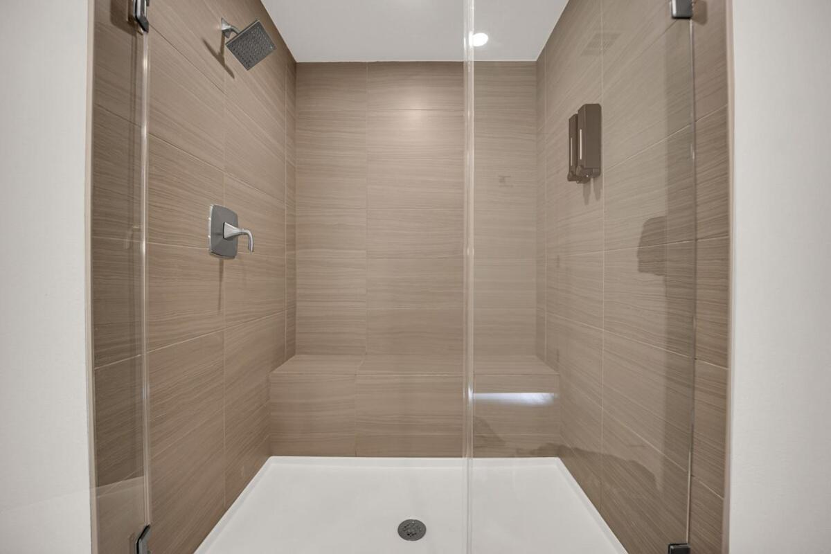 Casa Nube With Beach Club, Pickleball Court , Gym & Spa, Near Airport & Las Vegas Strip * Las Vegas
