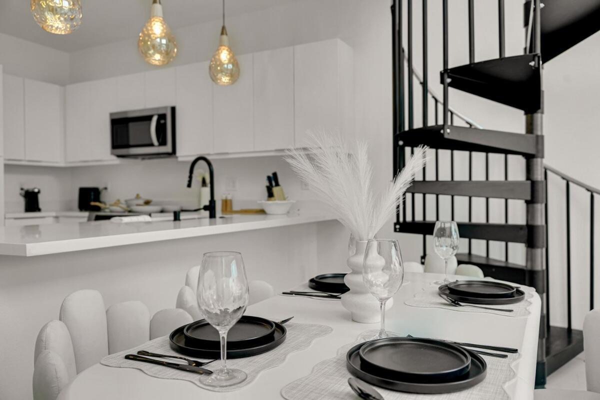 Casa Nube With Beach Club, Pickleball Court , Gym & Spa, Near Airport & Las Vegas Strip *