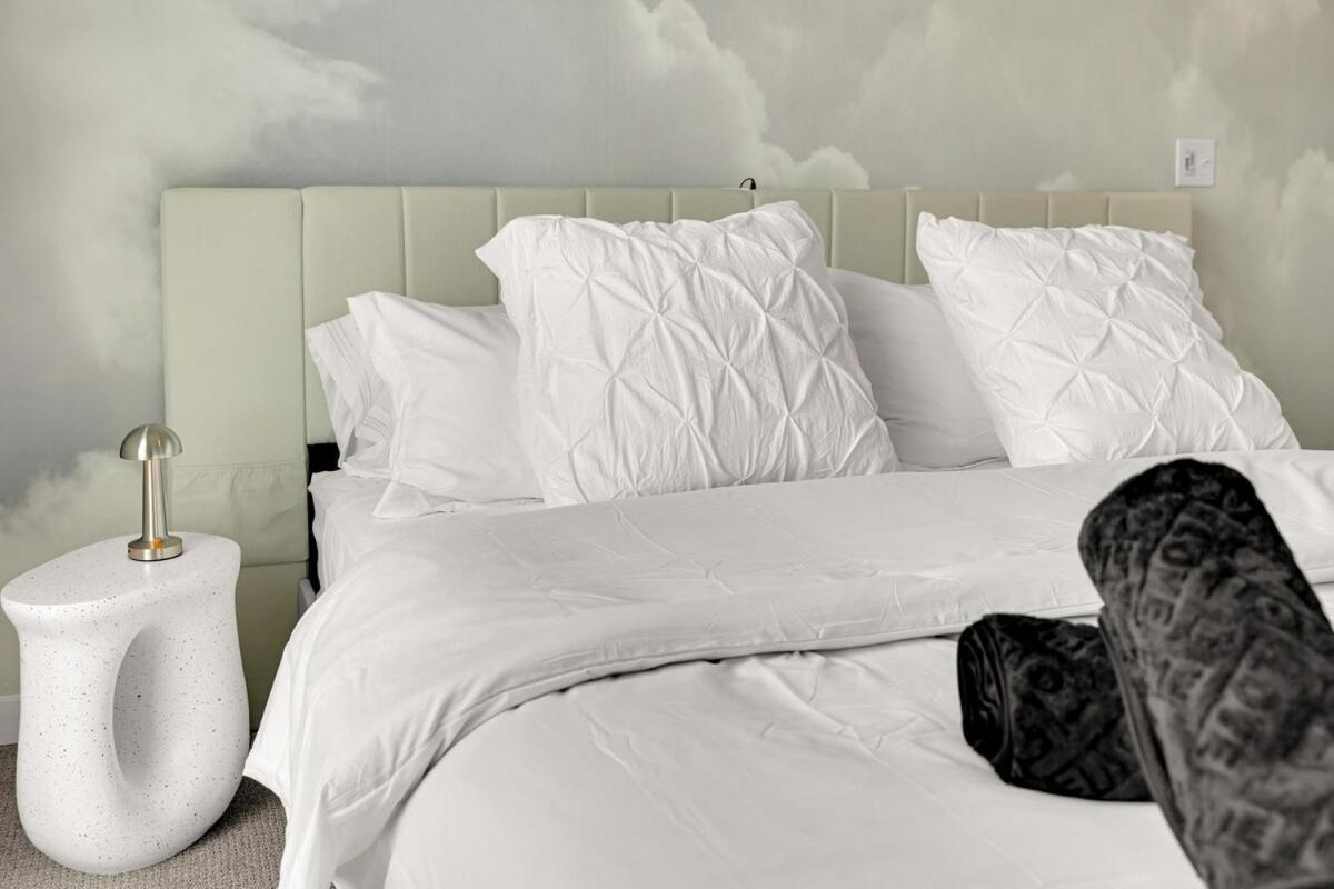 Apartment Casa Nube With Beach Club, Pickleball Court , Gym & Spa, Near Airport & Las Vegas Strip *