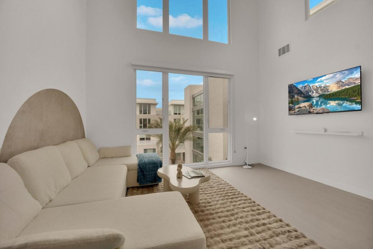 Casa Nube With Beach Club, Pickleball Court , Gym & Spa, Near Airport & Las Vegas Strip *